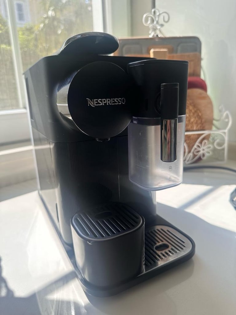 Nespresso Latissima One Kapsüllü Siyah Kahve Makinesi Yeni
