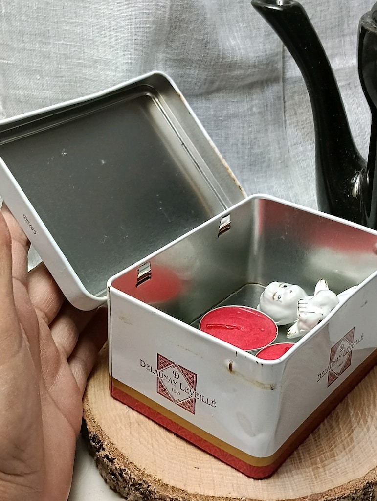 80 lerden Fransız bisküvi kutusu..sağlam. içinde asla leke. - 8