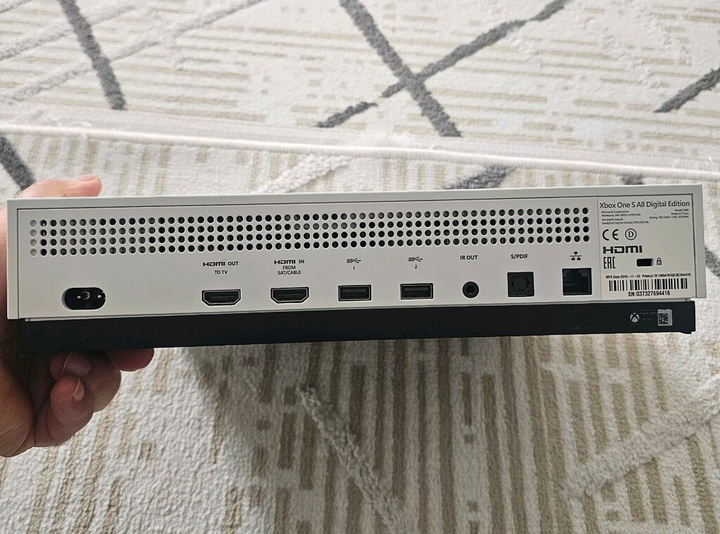 XBOX ONE S ALL DİJİTAL SÜRÜM TERTEMİZ VE SORUNSUZ- 2 ADET KOL- 1 TB - 4