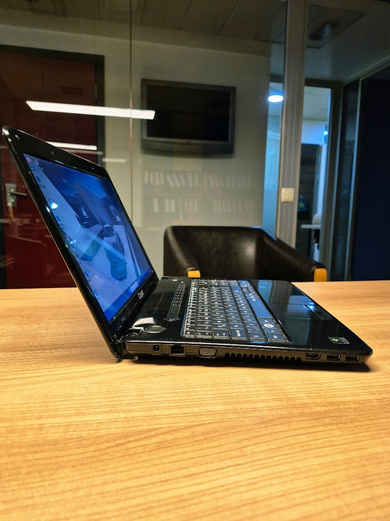Laptop CASPER i3 İşlemci Çift Ekran Kartı 8GB Ram SSD - 3