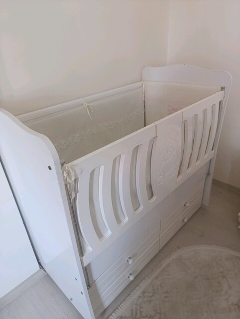 Sallanır bebek beşiği