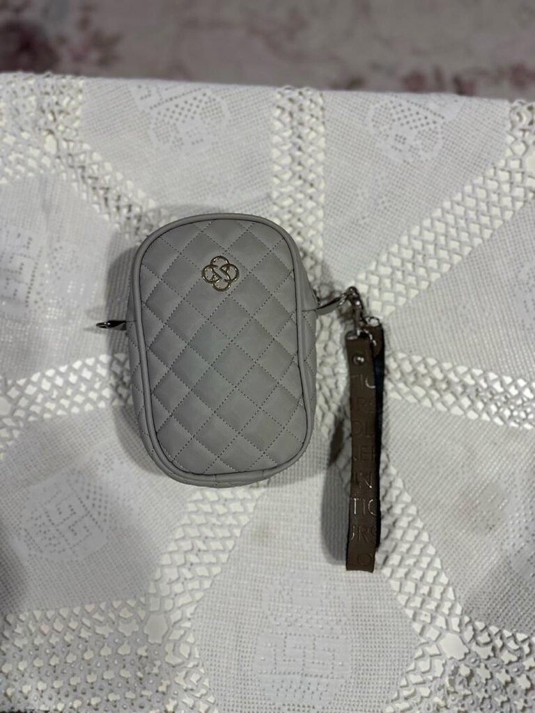 Açık gri kapitone mini çanta, yuvarlatılmış dikdörtgen formu ve ön yüz - 3