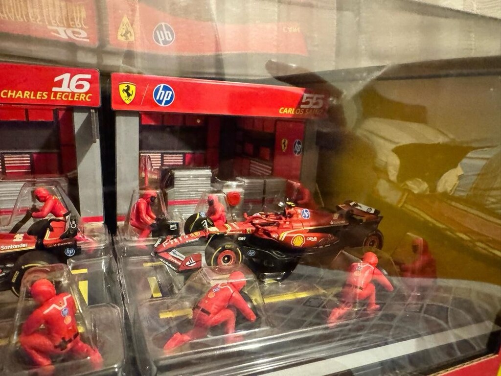 Ferrari Burago 1:43 F1 Yarış ve Pit Ekibi Diecast Seti - 8