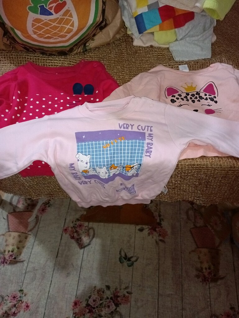 çeşitli kız bebek kıyafetleri
