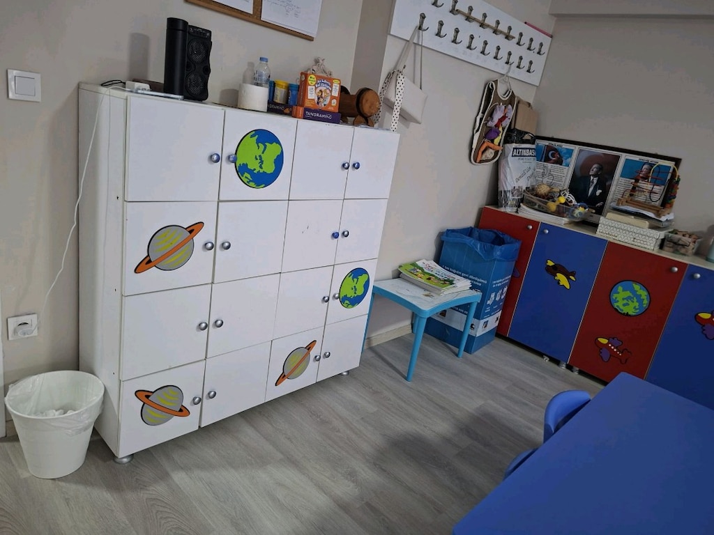 Anaokulu malzemeleri. 3 tane sınıf malzemeleri.cok temiz kullanildi. - 6