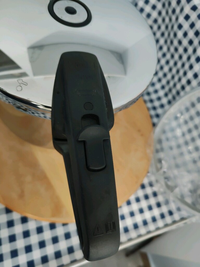 Fissler düdüklü tencere 6 Lt tertemiz kendi orjinal lastiği ve yanında - 3