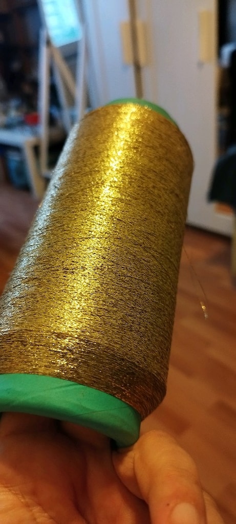 altın simli iplik saça takmak için