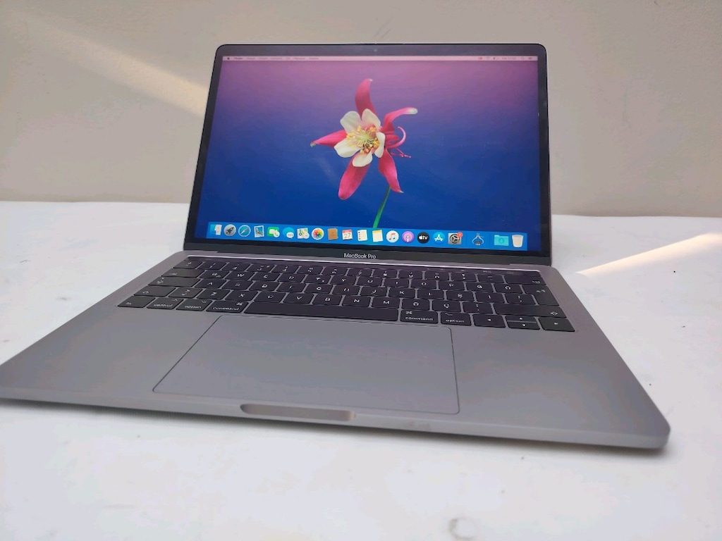 MacBook PRO 2017 TOUCBARLI 8GB RAM 256GB SSD TERTEMİZ - 8