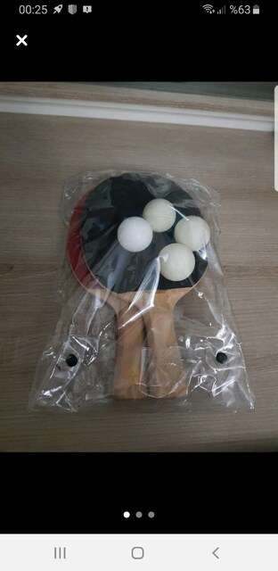Masa tenisi raketleri yeni gibidir.