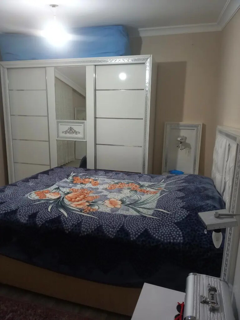 Yatak odası çok güzel rengi iç açıcı odayı aydınlık gösteriyor - 3