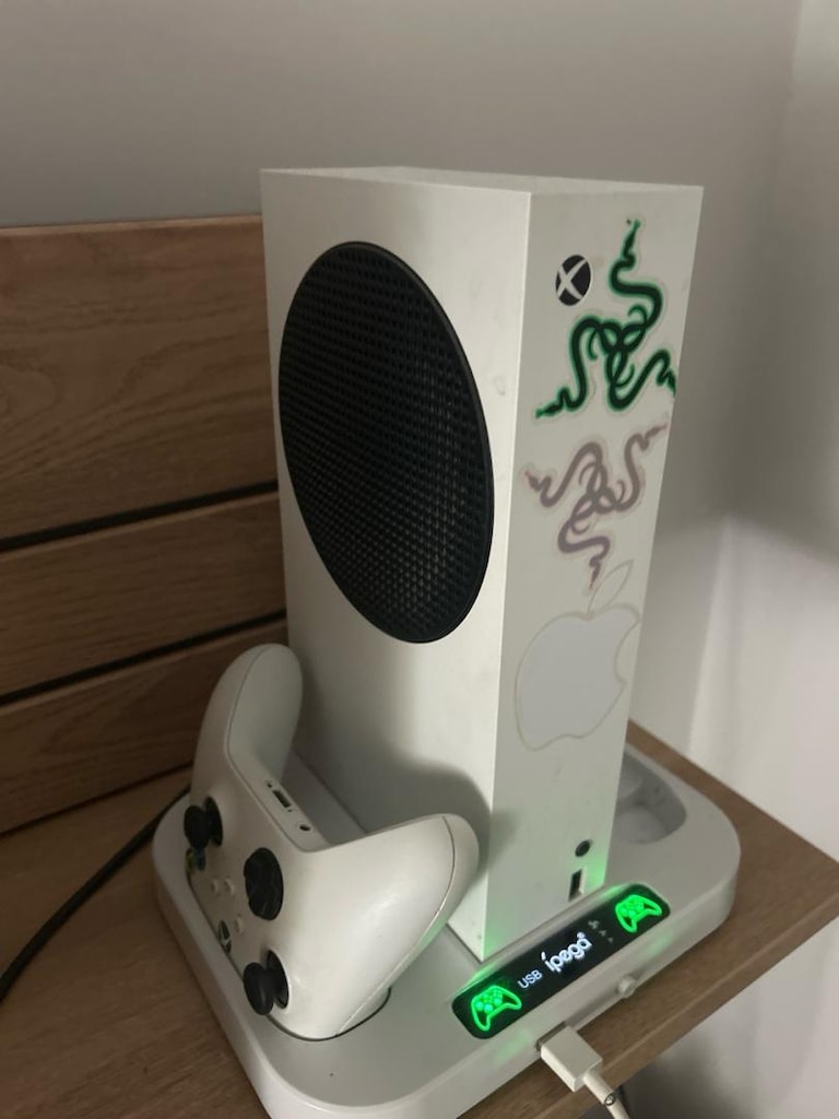 Xbox series S 512 Gb + Razer Kulaklık + Kol
