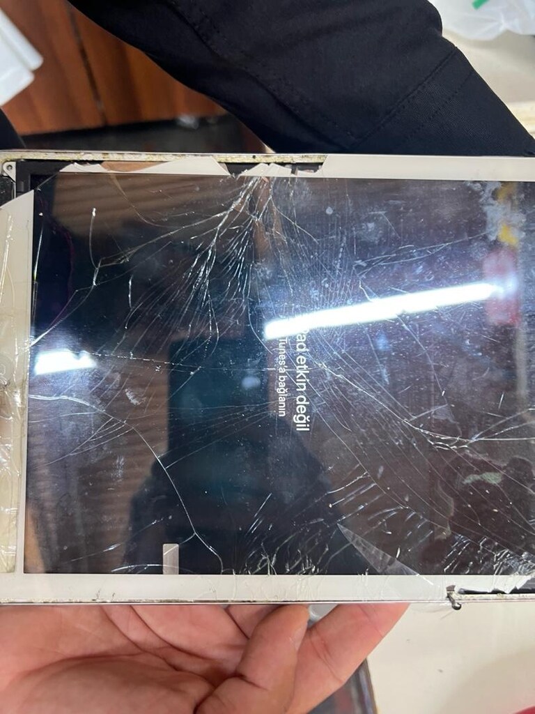 Kırık Apple tablet üçüncü nesil - 7