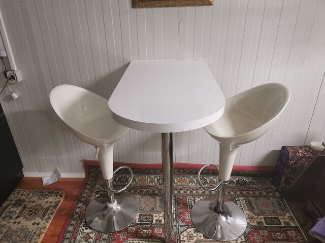 Bistro masa ve sandalyesi