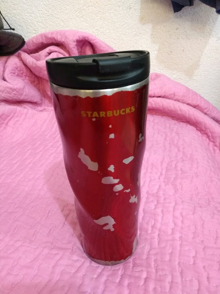 Starbucks bardak termos. 450 ml.Sadece boyası aşınmış. Hediyesi var.