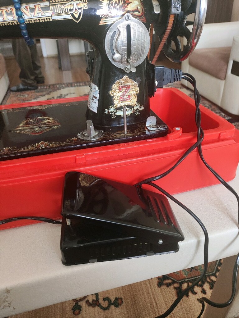 Vintage / Antika Dikiş Makinesi — Metal Gövde - 4