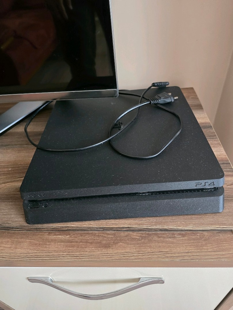 Aile Evimde Kalan 3 yıldır hiç dokunulmamiş PS4 Slim 500GB - 4