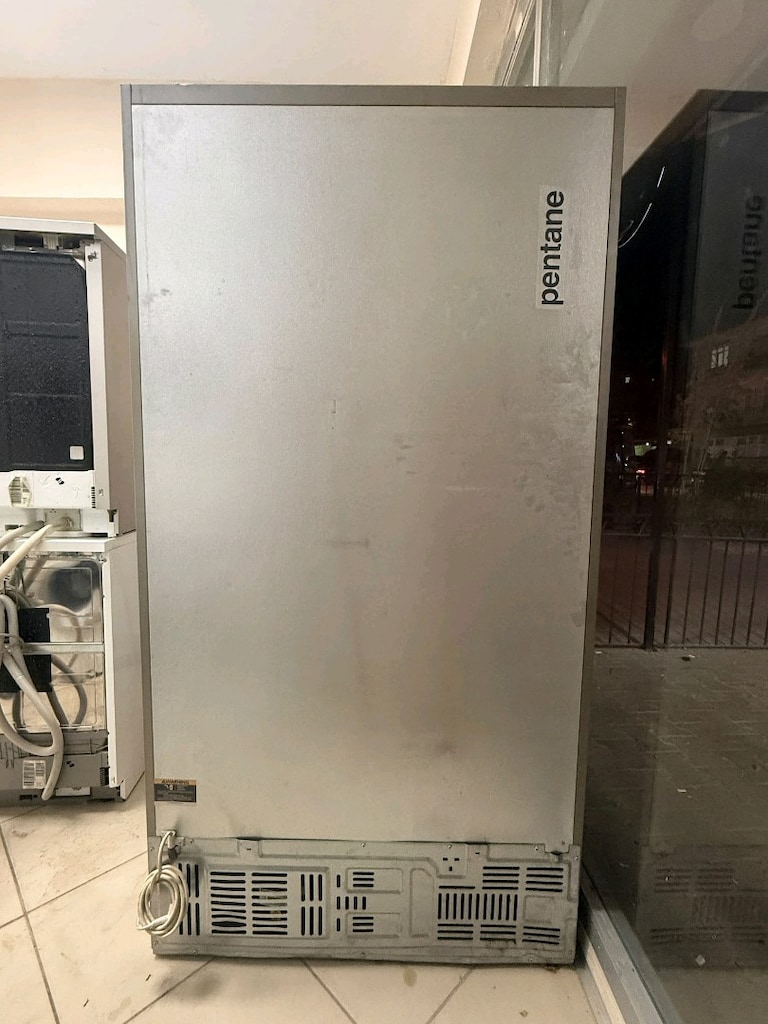 Siemens Buzdolabı Tertemiz sağlam ve sorunsuz çalışıyor. Sıfırdan far - 4