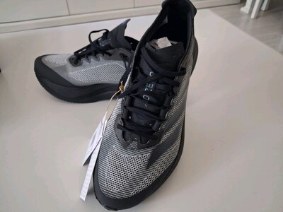 Adidas Adizero boston 12 41.3 numara salonda 1 kere giydim. orjinal