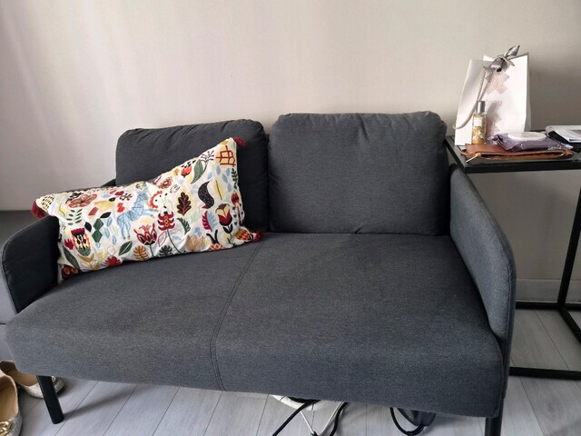 ikea 2kisilik kanepe ve yan cam sehpa