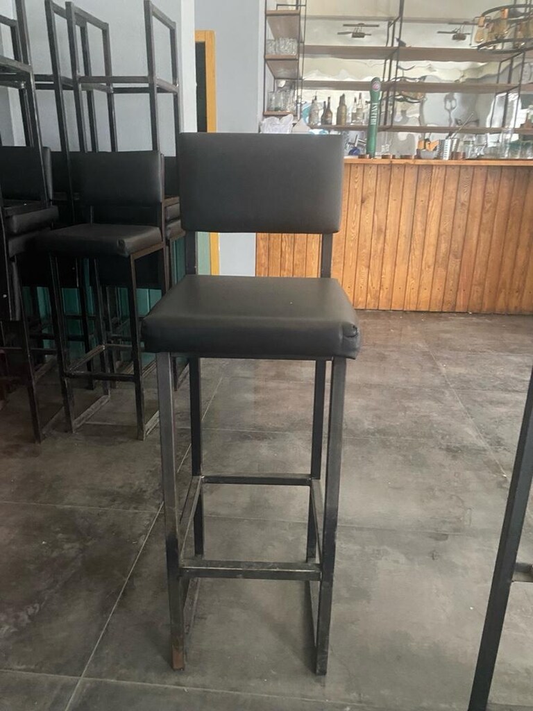 bistro kare bar masası ve sandalyesi