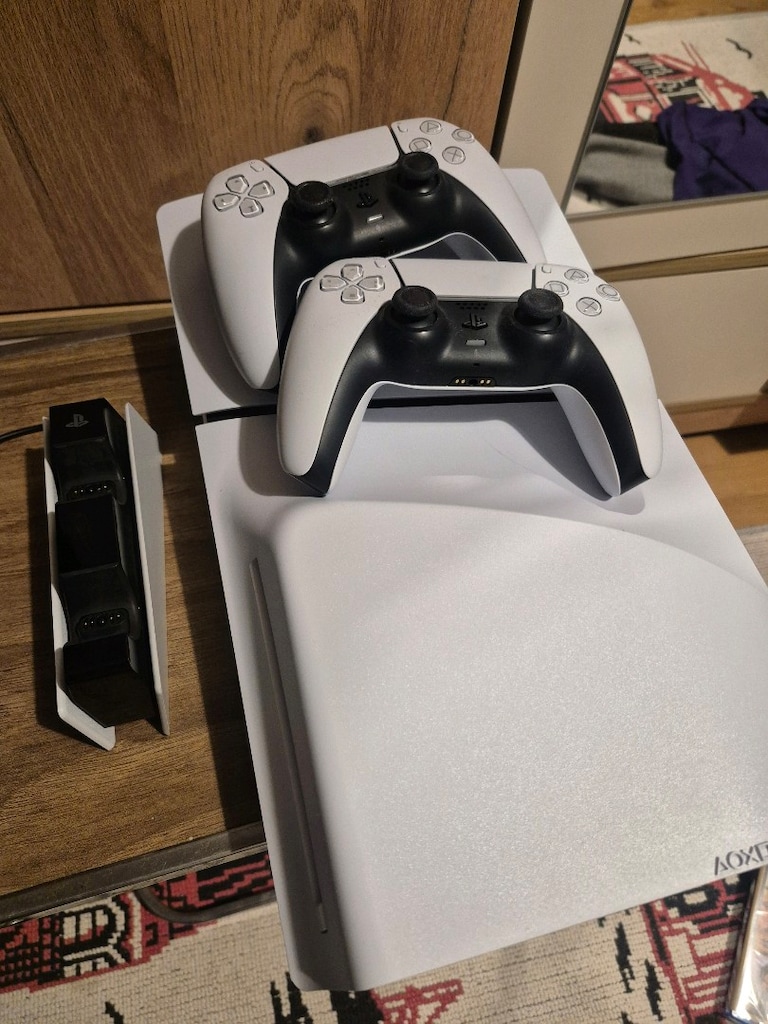 Çok Temiz PS5 Slim Disc Edition + 2. Kol + Şarj İstasyonu + FC25 & GTA - 2