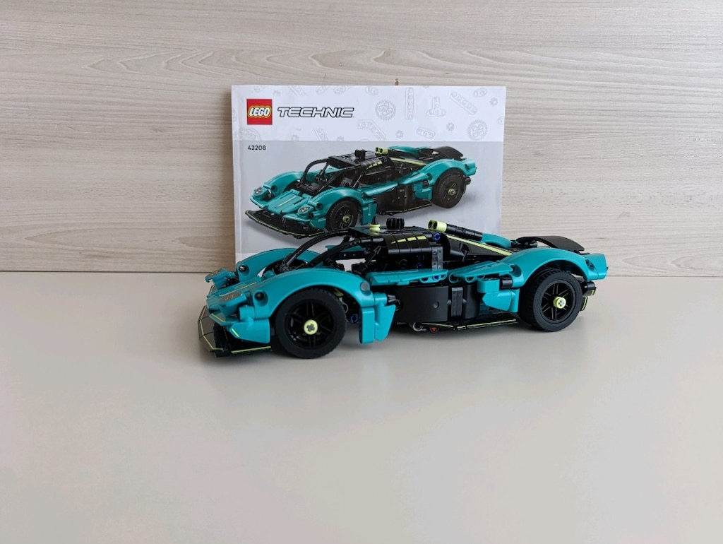 LEGO Technic 42208 - Aston Martin Valkyrie AMR Pro (Kılavuzlu) - 2