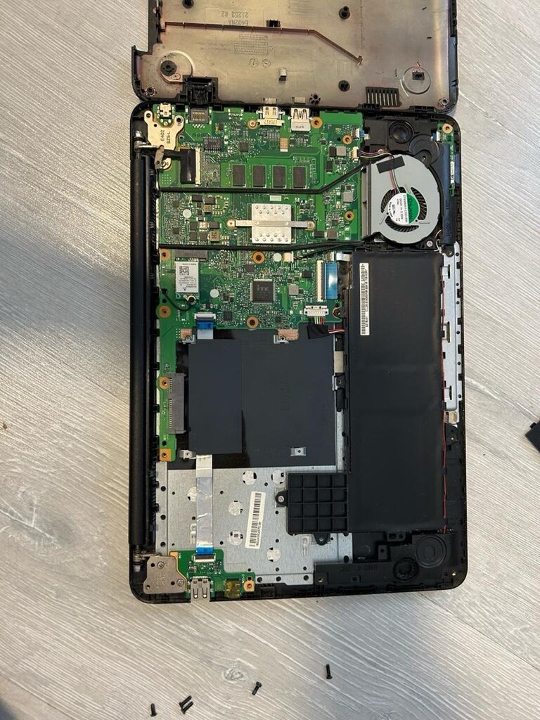 Asus E402NA laptop - 8