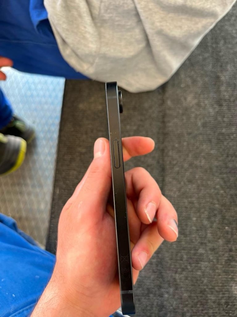 iPhone 16e - 5