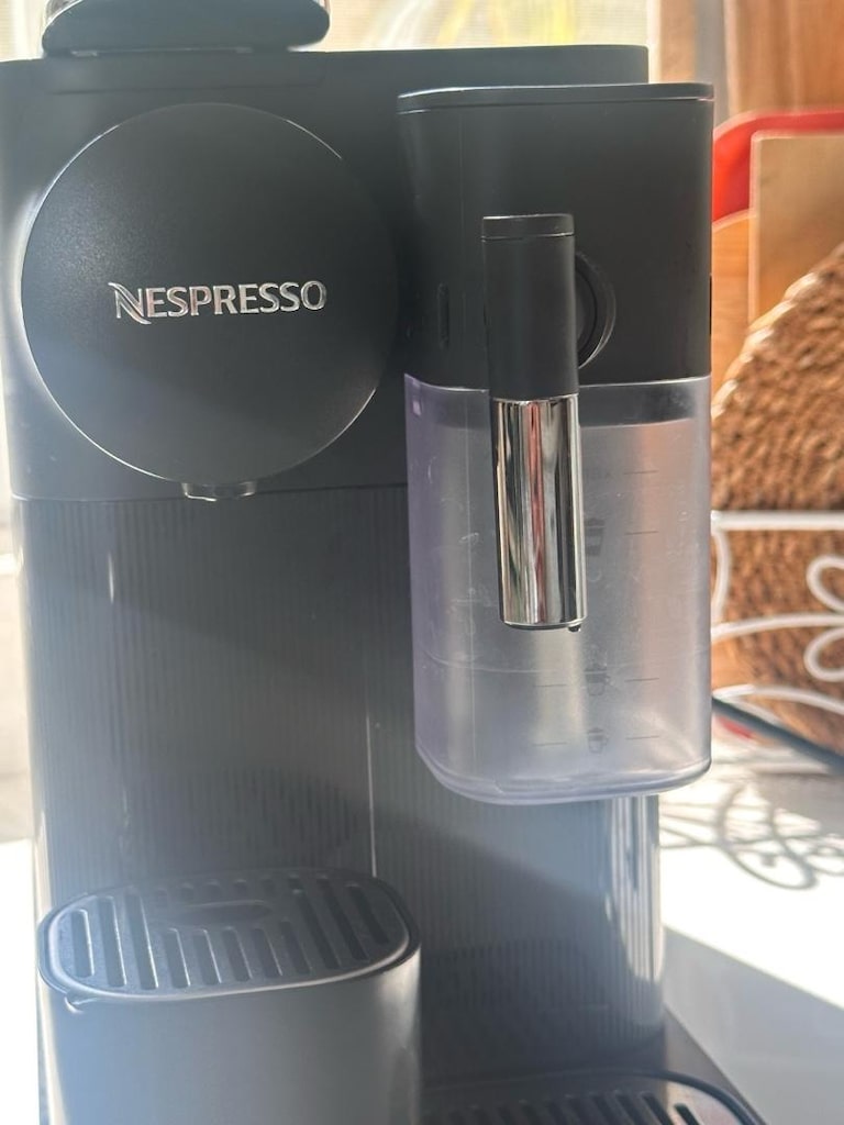Nespresso Latissima One Kapsüllü Siyah Kahve Makinesi Yeni - 4