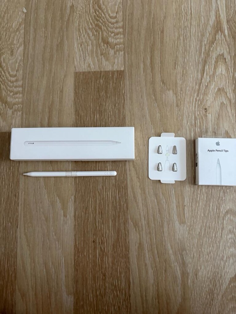 2. nesil Apple Pencil ve yanında Apple Pencil uçları