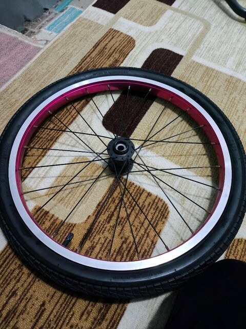 BMX Jant sıfırdır Üstünde uzun zaman durduğu için çizik vardir