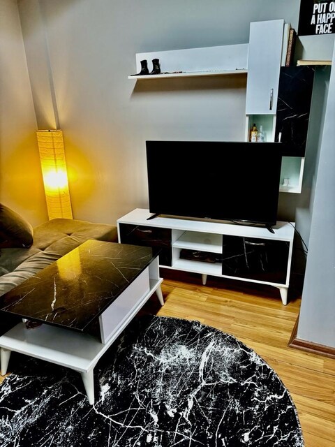 Evimi yenilediğim için fotoğrafta görülen TV ünitesi, orta sehpa