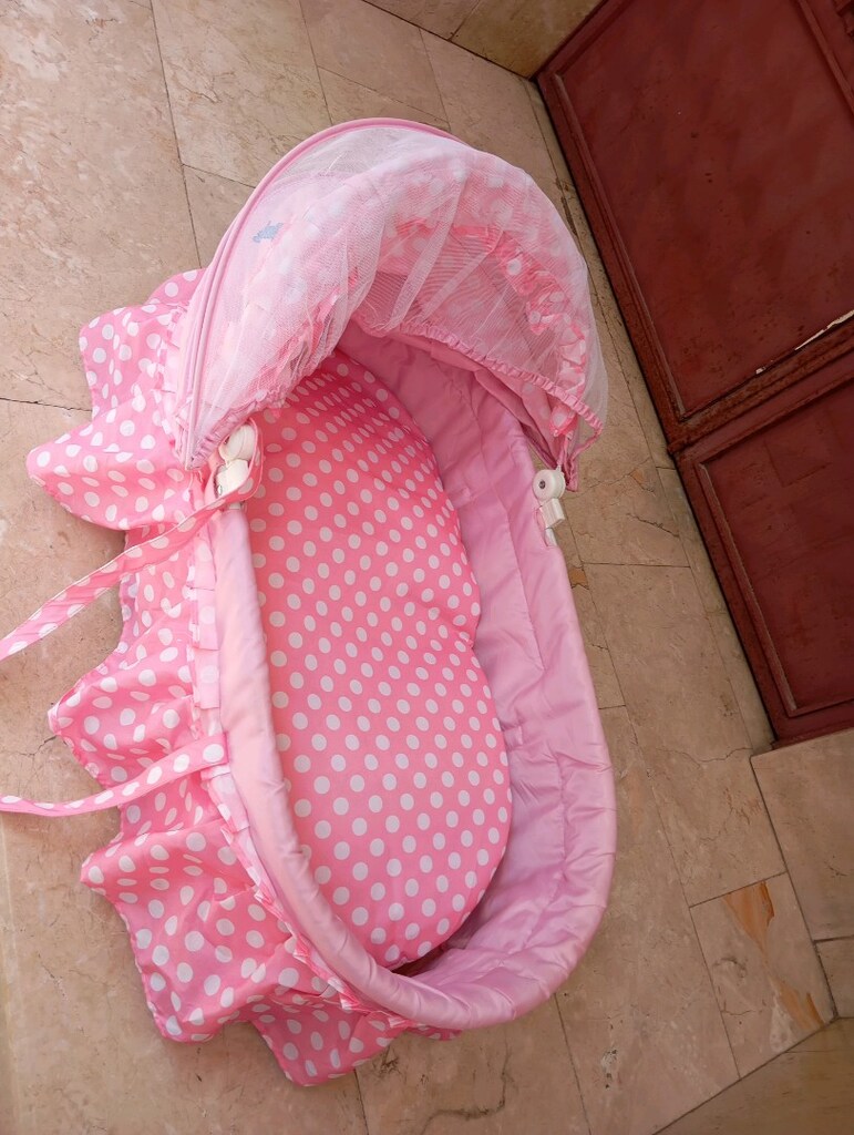 Pembe puantiyeli cibinlikli tenteli taşınabilir bebek sepeti - 4