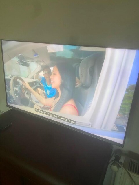 vestel smart tv çalışıyo sabit durma ve duvara takma aparatı yok