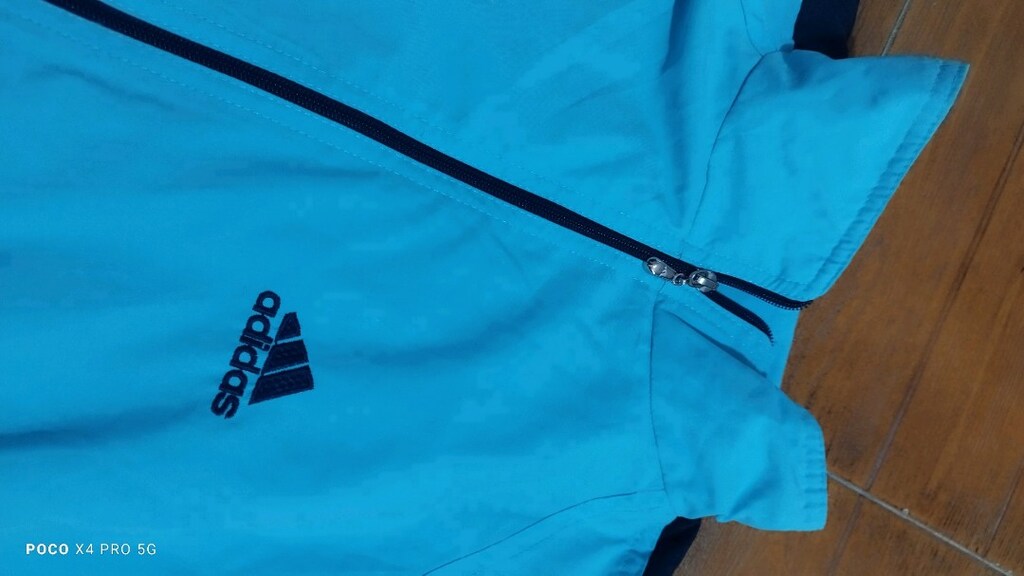 #Adidas spor mont.Nokta siyahlık iki tane..Kolları geniştir. - 3