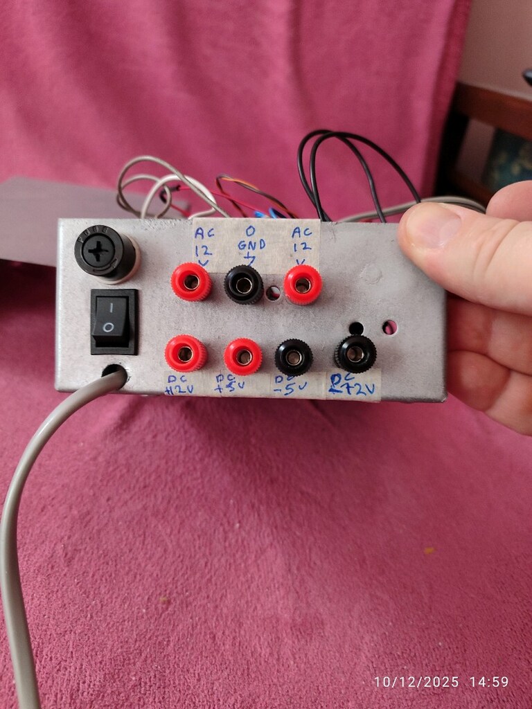 ayarlı0 11 volt kısadevre korumalı göstergeli güç kaynağı 900tl - 9