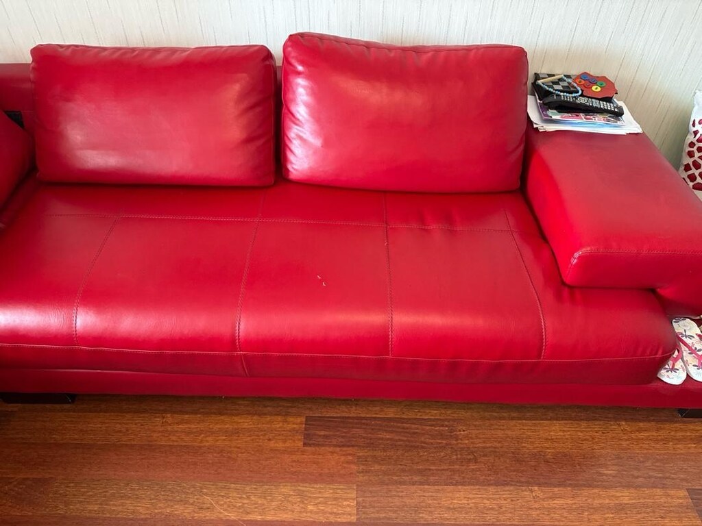 Kırmızı Deri L Koltuk – Kuş Tüyü Minder – Halı Hediye - 2