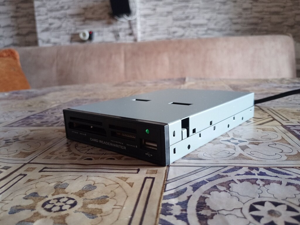 PC Kasa Tipi 3.5'' USB Yuvalı Kart Okuyucu - 3