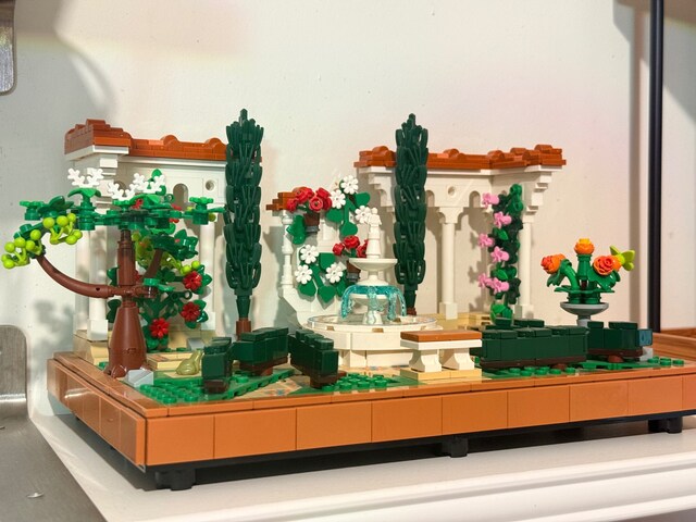 10359 LEGO Icons Fıskiyeli Bahçe Eksiksiz, Kurulu, Vitrinlik