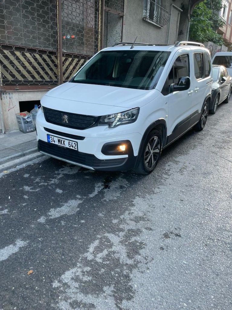 Beyaz Peugeot Araç - 2