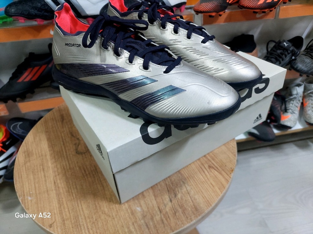 Orjinal Adidas 42 numara PREDATÖR Halı Saha ayakkabısı İKİNCİ EL..