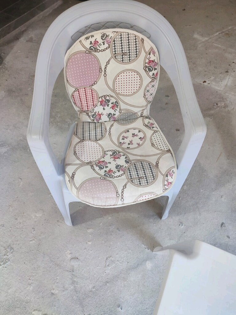 TEMİZ BEYAZ RENK SAĞLAM İKİ PLASTİK MİNDERLİ SANDALYE VE MASA - 4