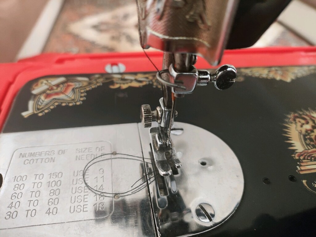 Vintage / Antika Dikiş Makinesi — Metal Gövde - 3