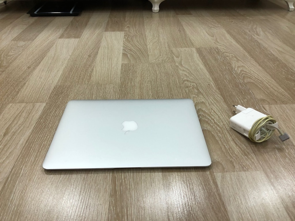 APPLE MACBOOK LAPTOP 2017 - 7