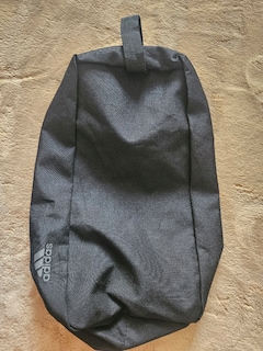 siyah renkli bir adidas spor/krampon çantası (veya eşya çantası) - 3
