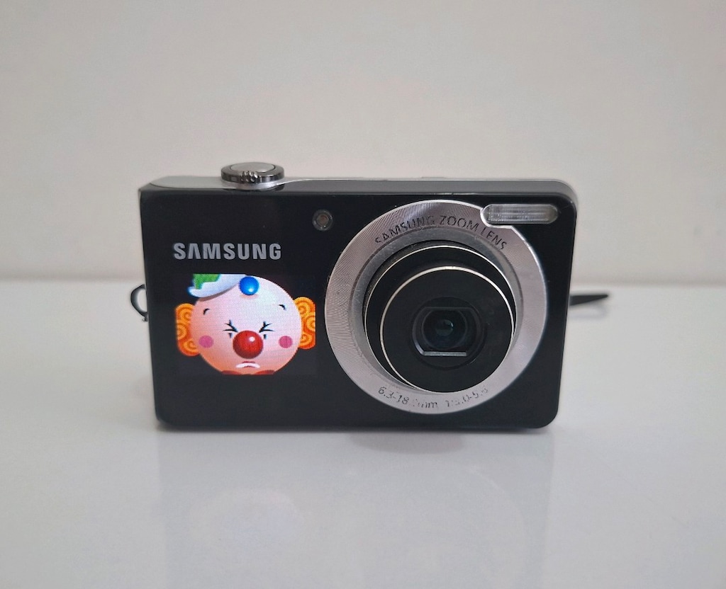 Samsung PL100 Dijital Fotoğraf Makinesi 12.2 Megapiksel Çift Ekranlı - 4