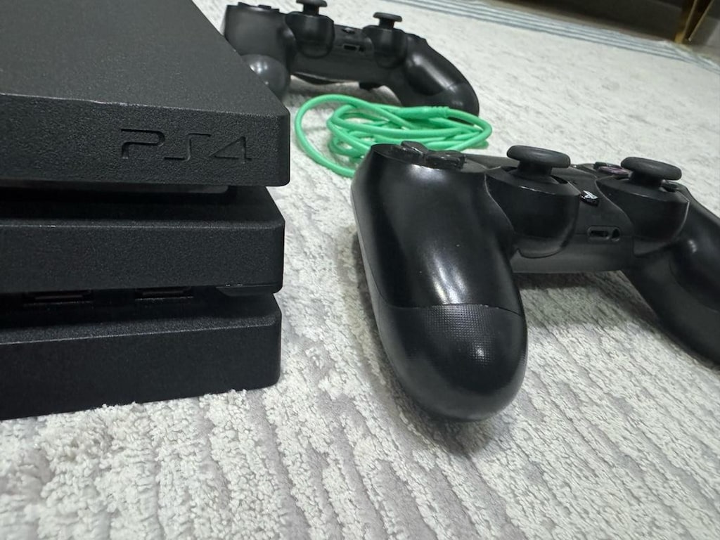 PLAYSTATION 4 PRO 1 TB - 2