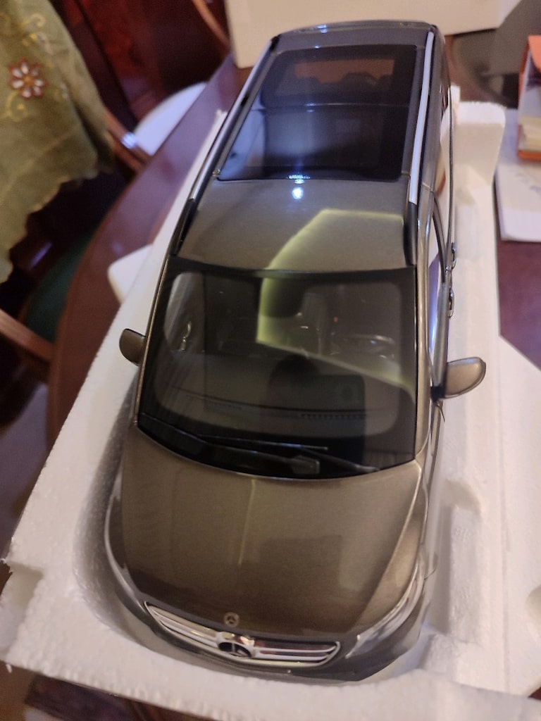1/18 Norev mercedes-Benz V-ClassAMG-Line - 4