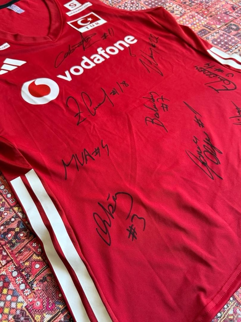 türkiye milli takım kadın voleybol imzalı kırmızı forması - 4