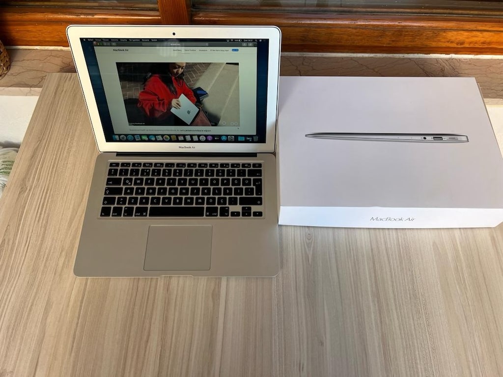 Apple MacBook Air 13.3” i5-5250 8gb Ram 128gb - 14